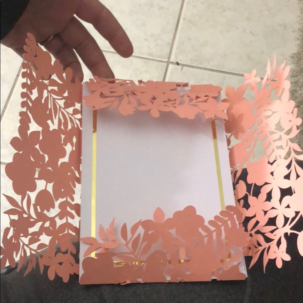 Homemade invite holders/envelope.Table intinerary